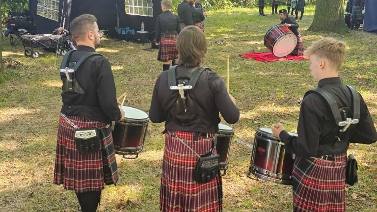 Drums-Section bereitet sich vor.